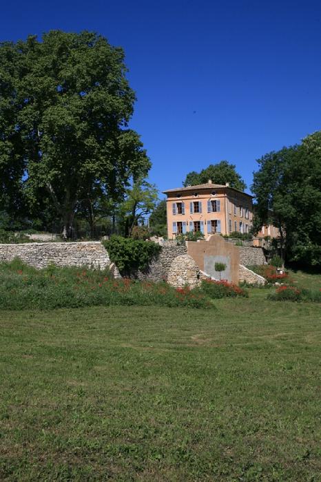 Castle of Provence of the 17th century with architecture elements of great quality and numerous outbuildings